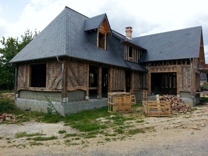 Couverture en ardoise naturelle sur maison en colombage vieux bois